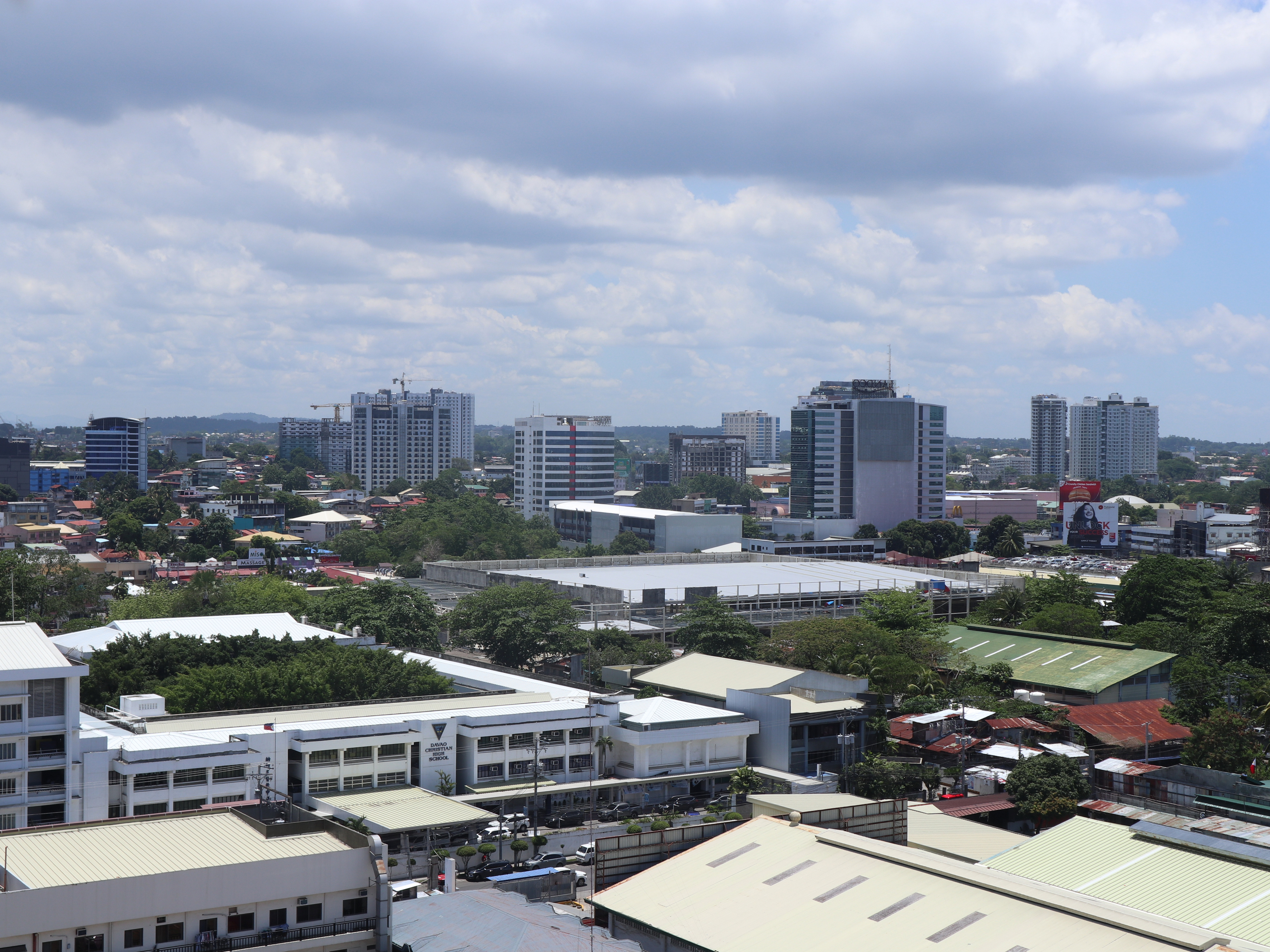 Blick auf das Stadtviertel Bajada in Davao City mit modernen Hochhäusern und grünen Straßenzügen